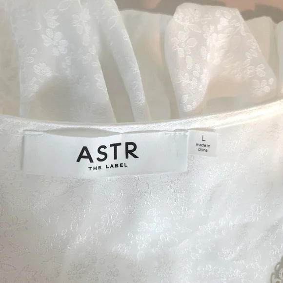 ASTR The Label Floral Jacquard Tie Front Puff Sleeves Top Size Large - Picture 5 of 8